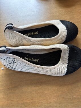 Kids Two-Tone Knit Ballet Flats – Cream and Black with outline of cat on side